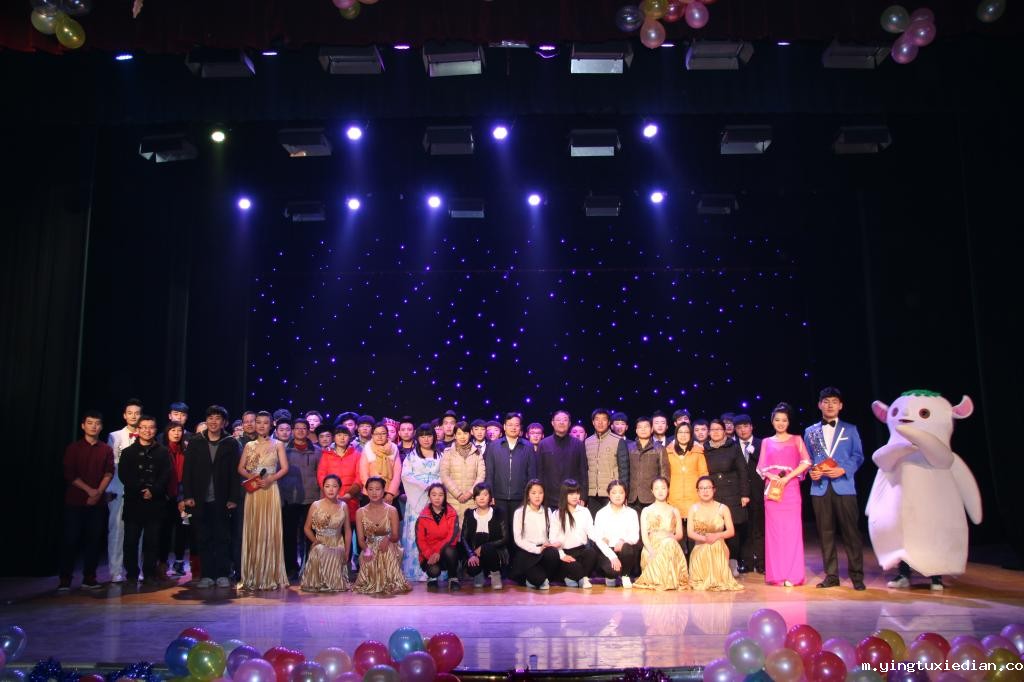 领导与演职人员合影留念